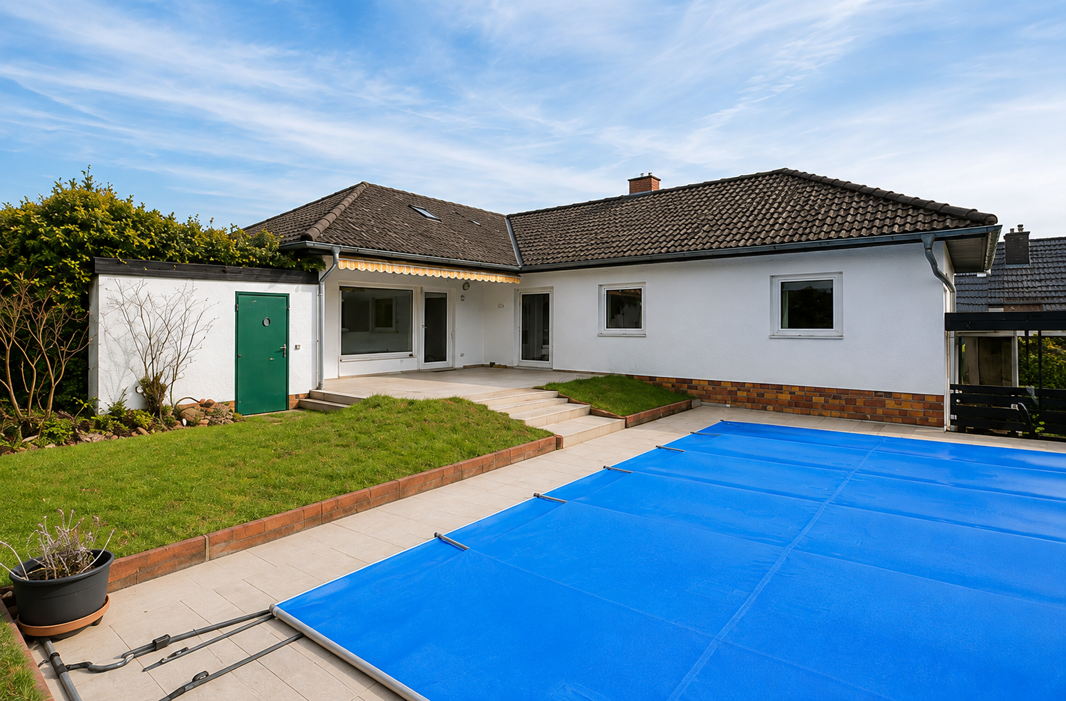 6 BR bungalow/single house with terrace, yard, pool, sauna 2