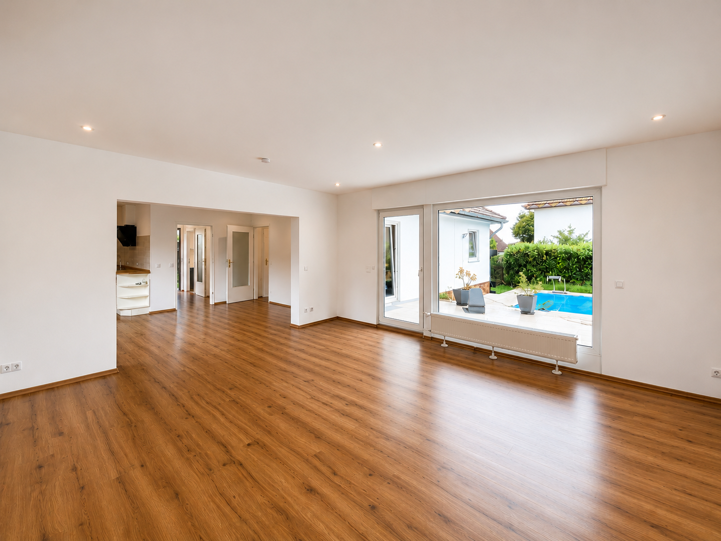 6 BR bungalow/single house with terrace, yard, pool, sauna 3