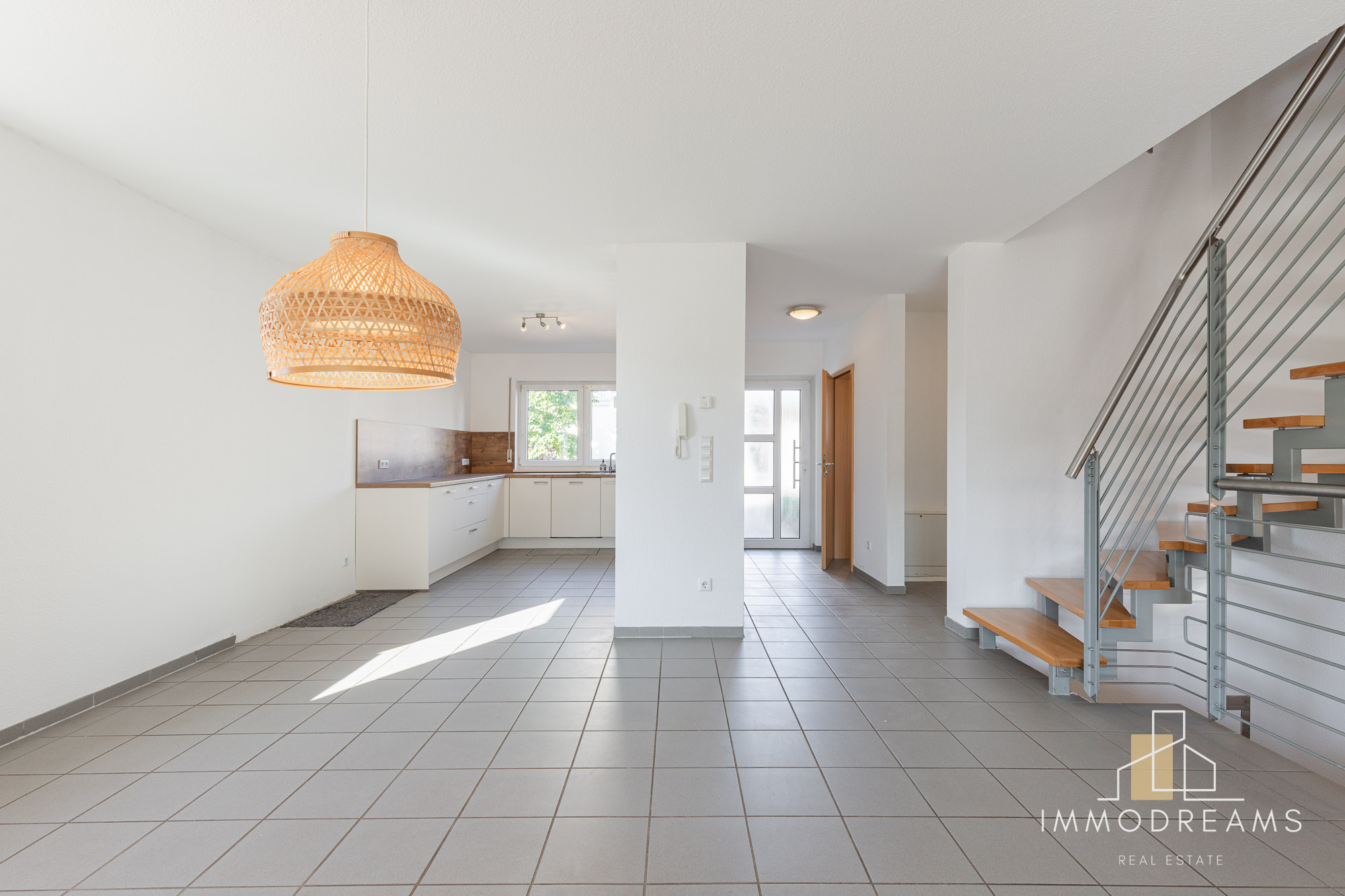 Cozy 5 Bed 3,5 Bath Duplex in Otterberg 9