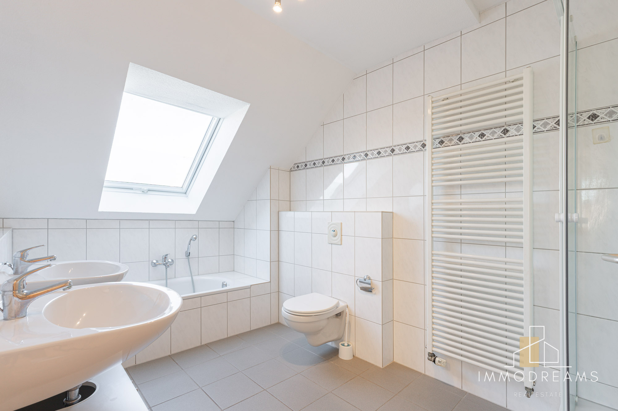 Cozy 5 Bed 3,5 Bath Duplex in Otterberg 23