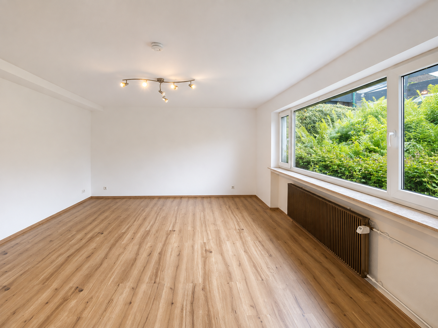 6 BR bungalow/single house with terrace, yard, pool, sauna 17