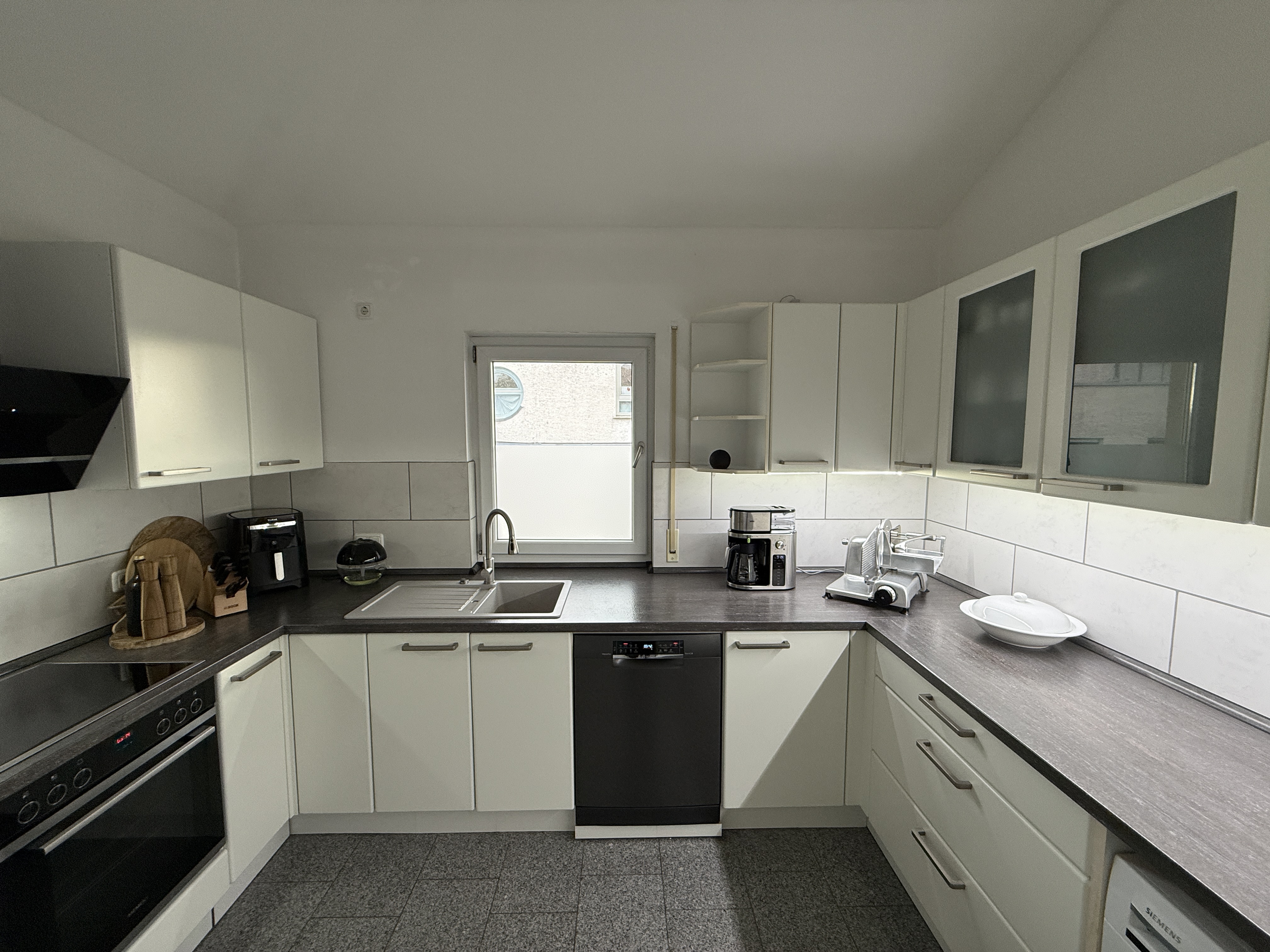 Beautiful 3-Bedroom Maisonette Apartment available now 2