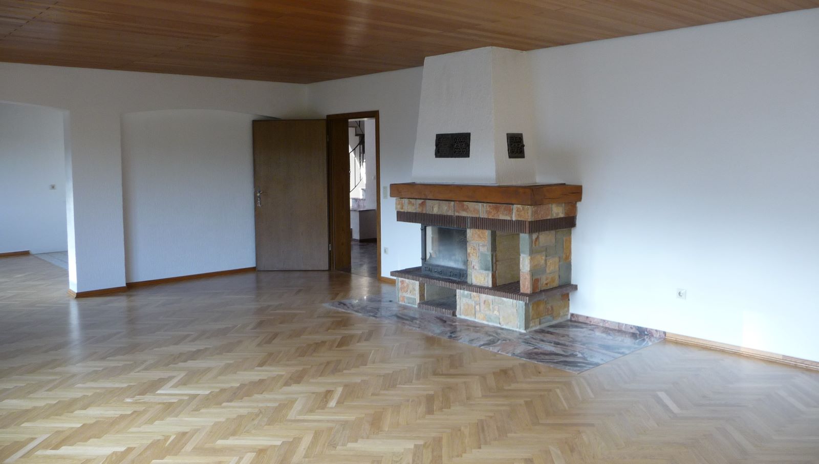Pet friendly, spacious detached family home in pictoresque, medieval town 2
