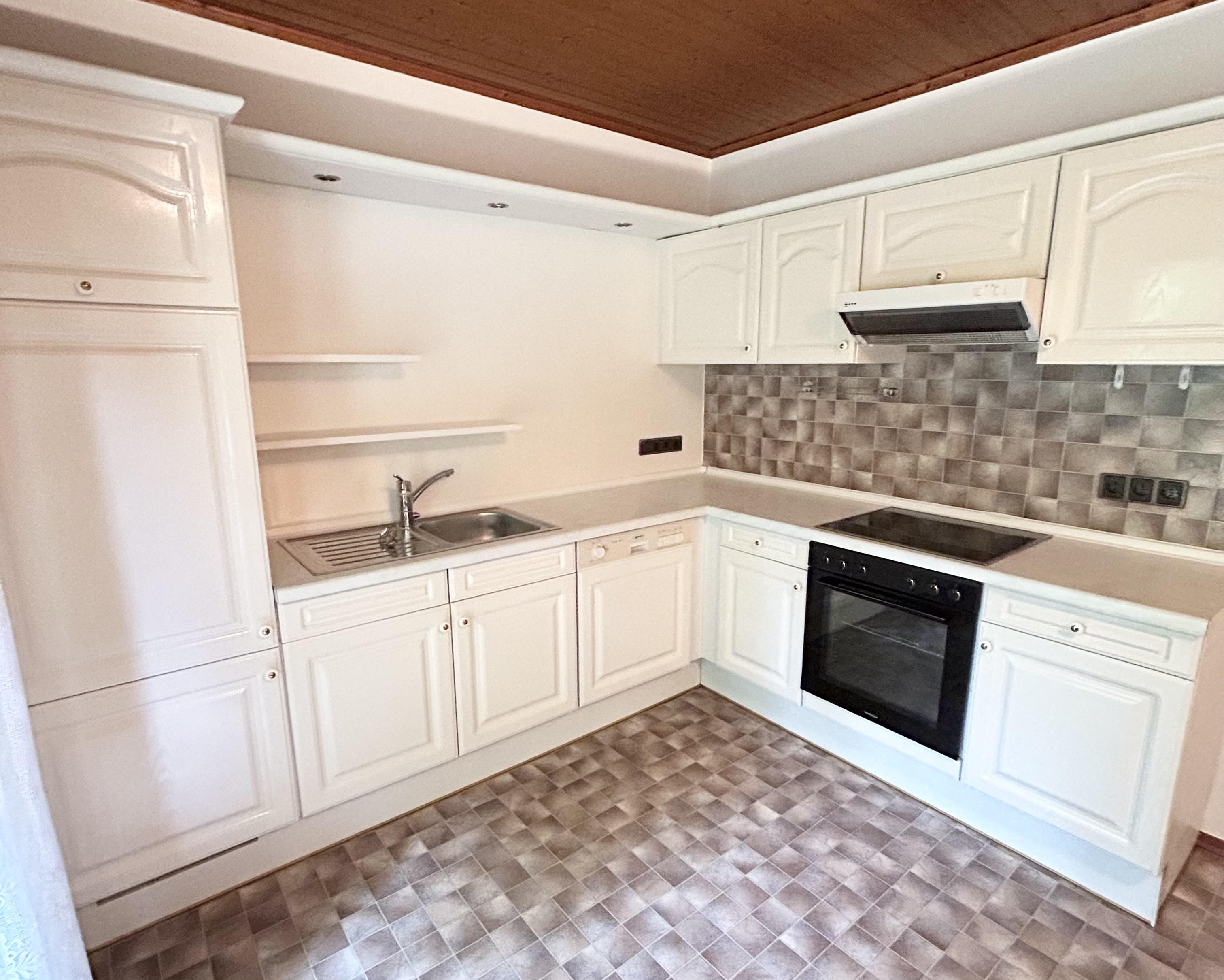 SPACIOUS FAMILY HOME WITH PRIVATE GARDEN, GARAGE & HOUSING APPROVED 2