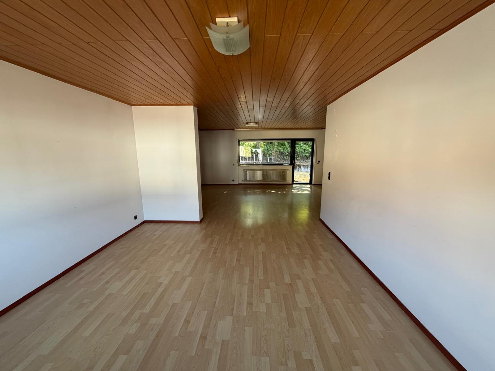 SPACIOUS FAMILY HOME WITH PRIVATE GARDEN, GARAGE & HOUSING APPROVED 3