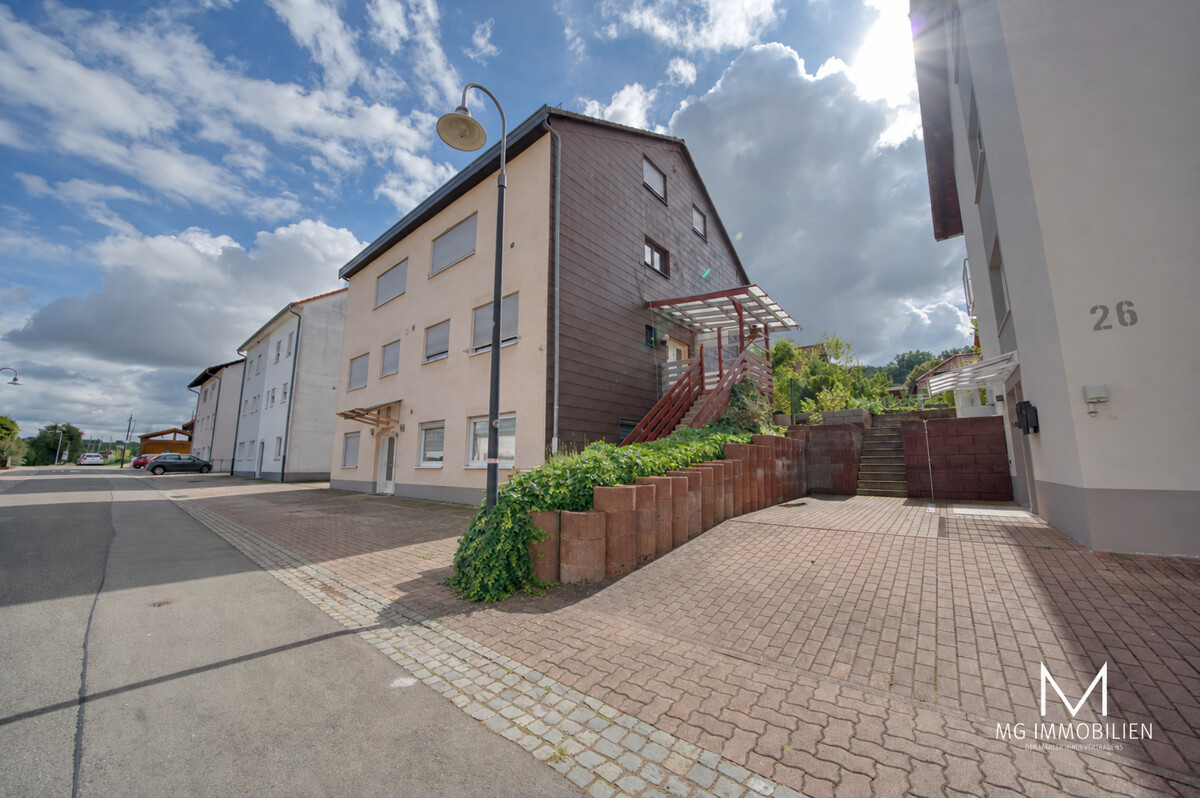 MG: Duplex for rent with fenced yard and 4 bedrooms 15