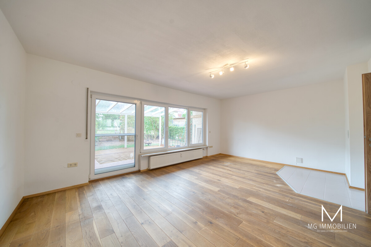 MG: Duplex for rent with fenced yard and 4 bedrooms 3