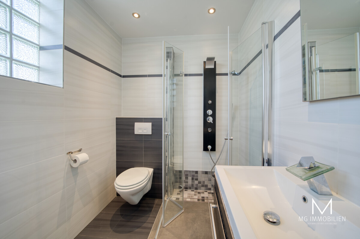Renovated Duplex with garage close to RAB for rent 3