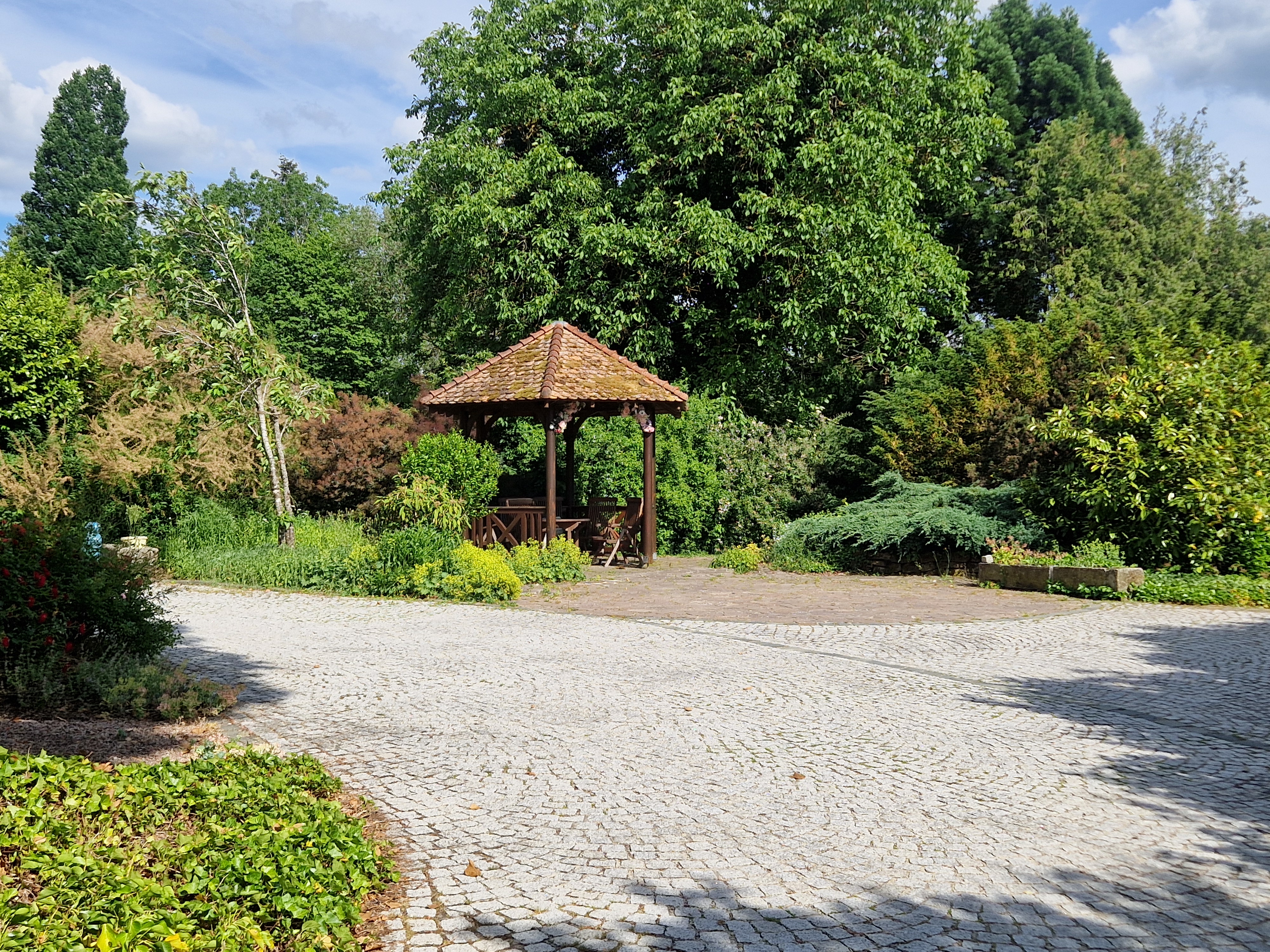 House with big garden and garage 2